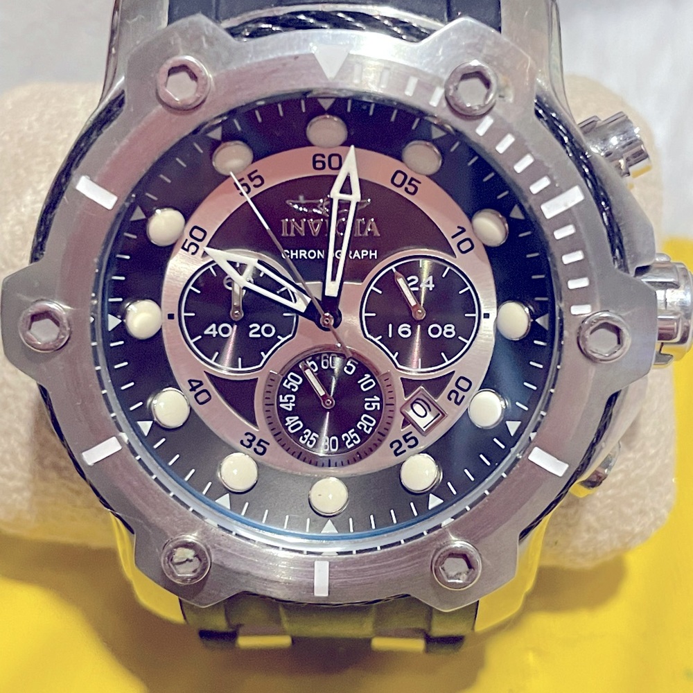 Men's Invicta watch~like new~ no visible scratches, cracks, or  damage